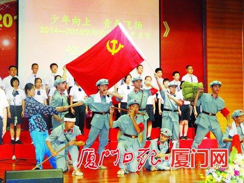 李连杰一家尼泊尔求佛被偶遇,62岁利智显苍老